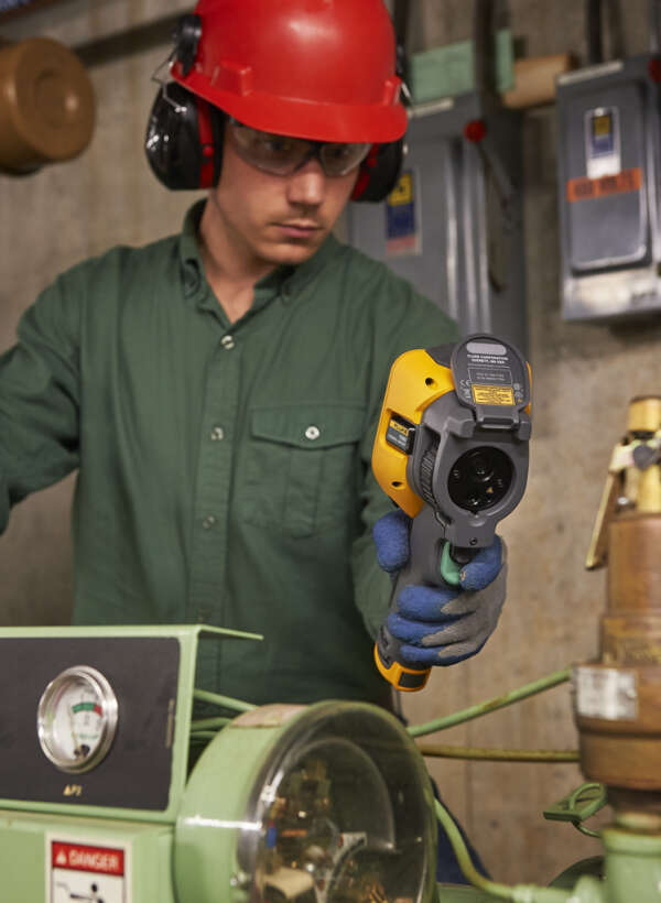 Fluke TiS50 - тепловизор, 3.5'', 220x165, 35.7°×26.8°, NETD ≤ 0,08 ̊C, нерегул фокусировка