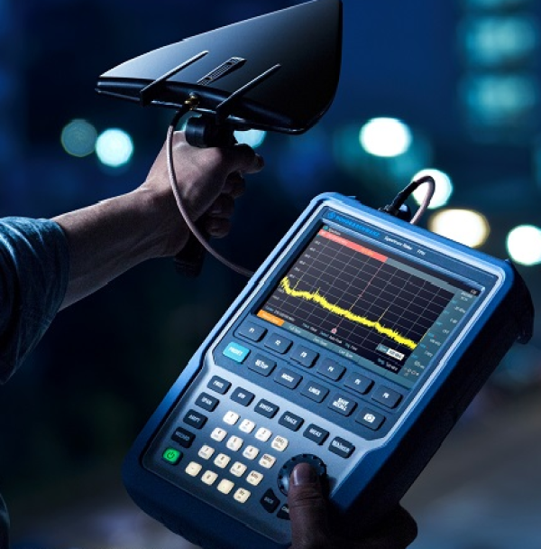 Rohde&Schwarz Spectrum Rider FPH-портативный анализатор спектра, 5 кГц - 2 ГГц и измерительная антенна (700 МГц- 4 ГГц)